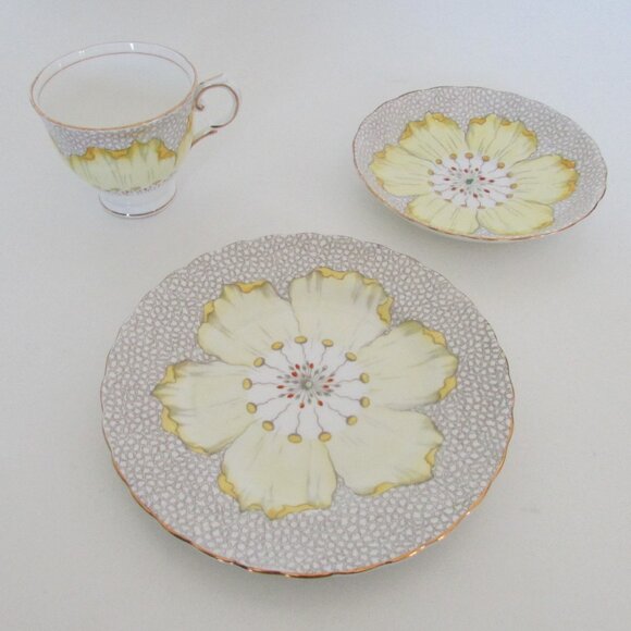 Vintage Tuscan Teacup trio set, Yellow Flower (Lot 1) SMALL CRACK & MARK - Picture 5 of 15